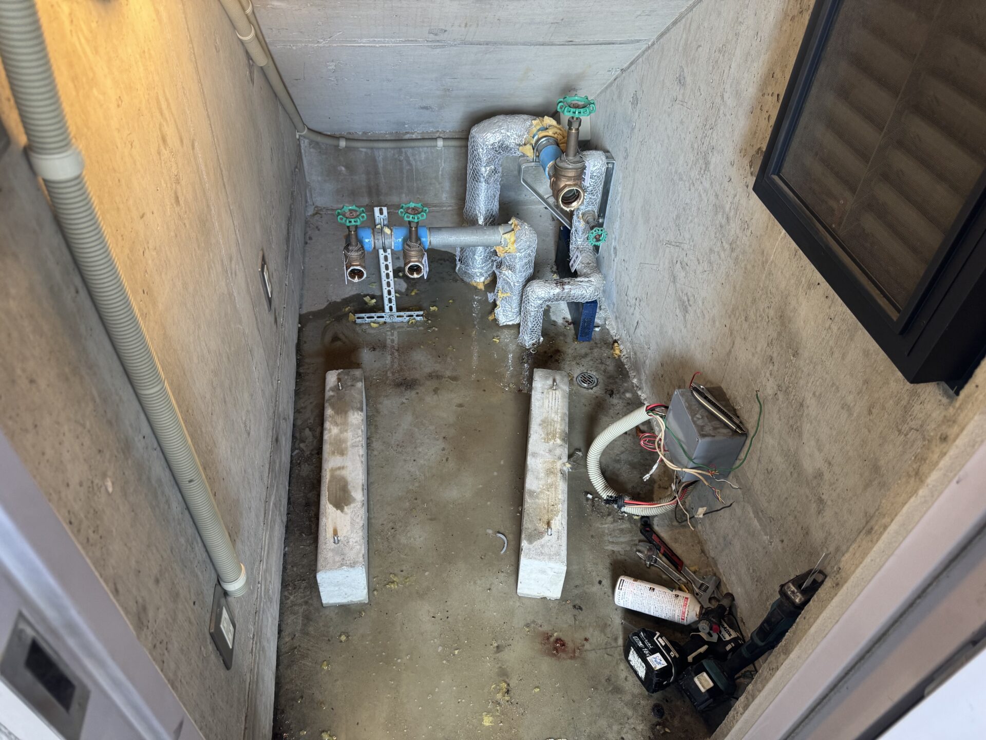 取り外し後：既設ポンプ撤去後の配管・基礎