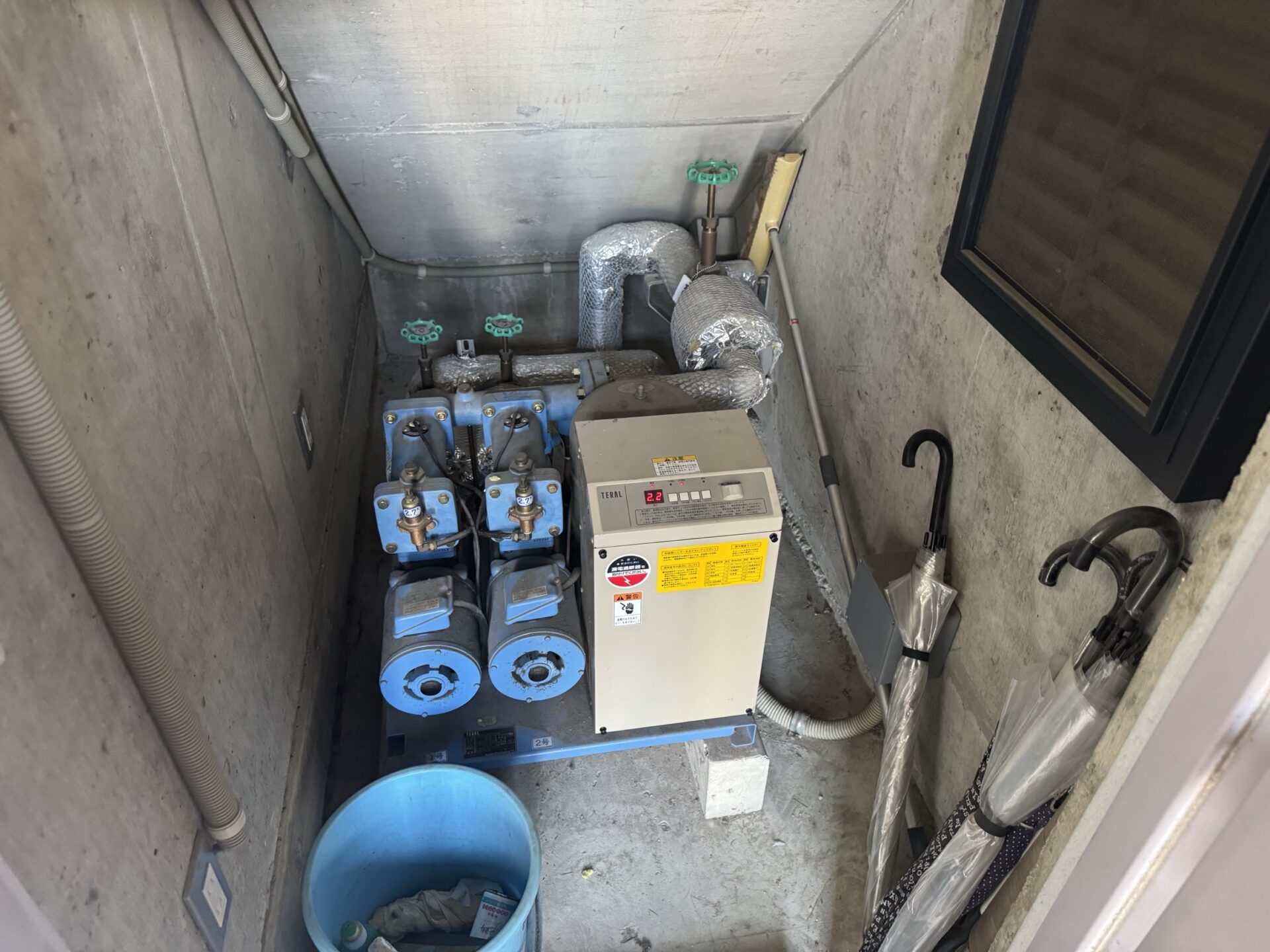 着工前：故障したマンション加圧給水ポンプの様子