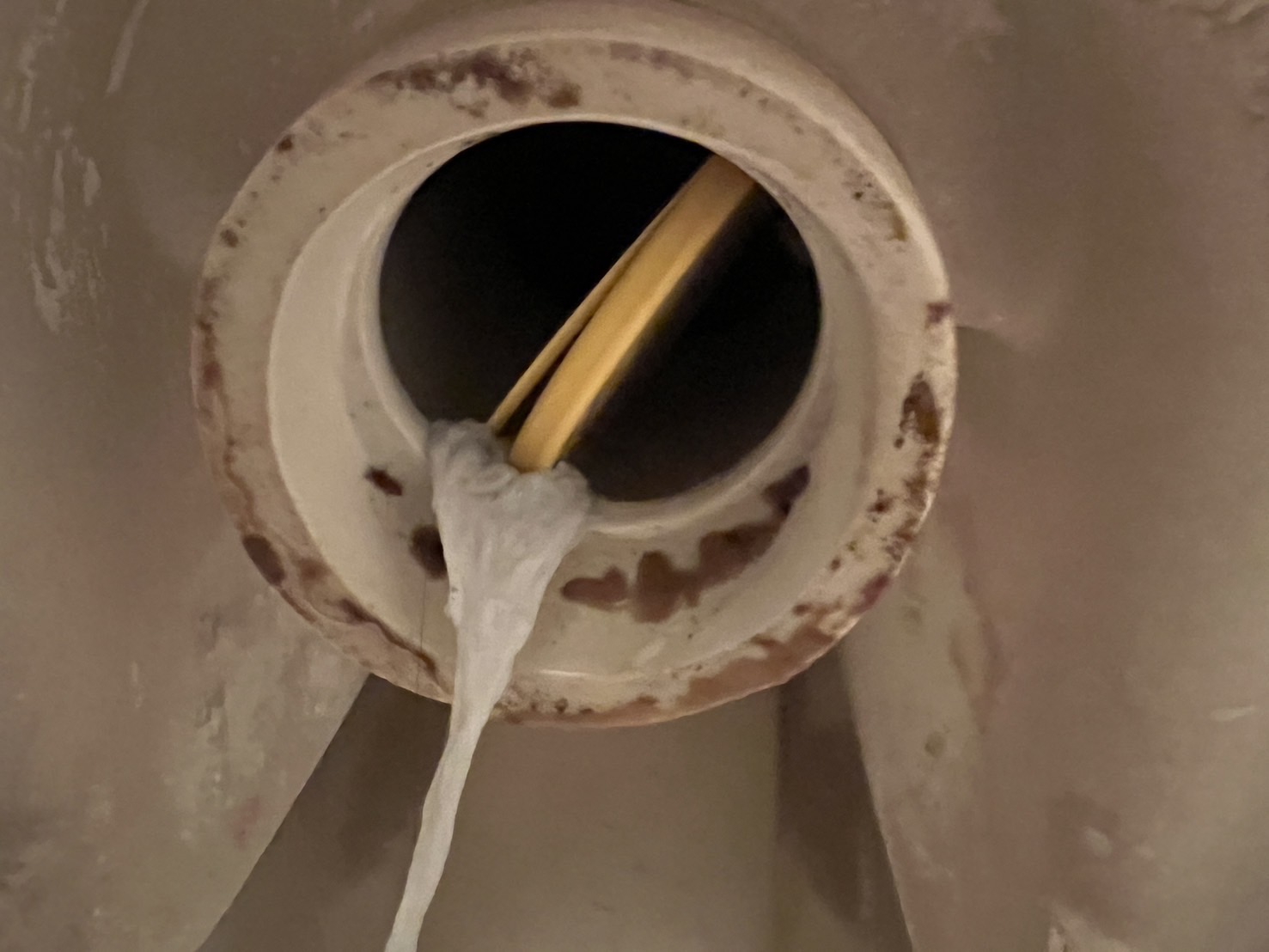 便器の排水口から手鏡を発見：岡山市南区のトイレ詰まり修理事例