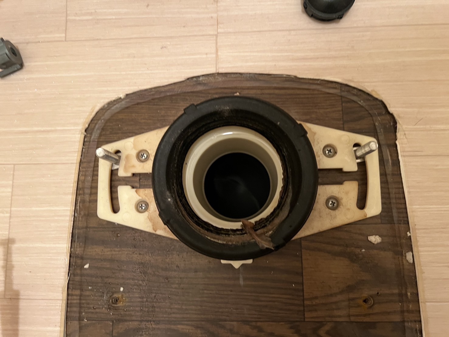 この穴に鏡が入っていた｜岡山市の水回りトラブル修理